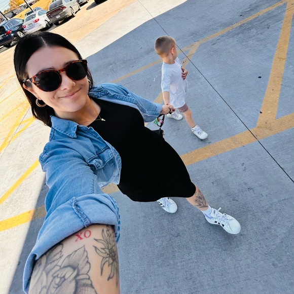 Meet your Posher, Stephanie - Picture 2 of 2